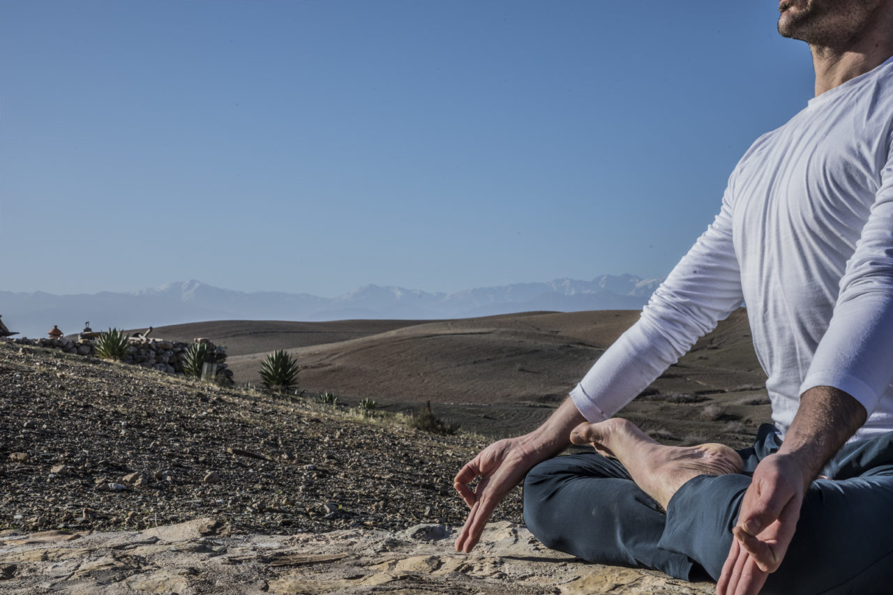 Yoga Session Terre des EToiles Desert Agafay Maroc